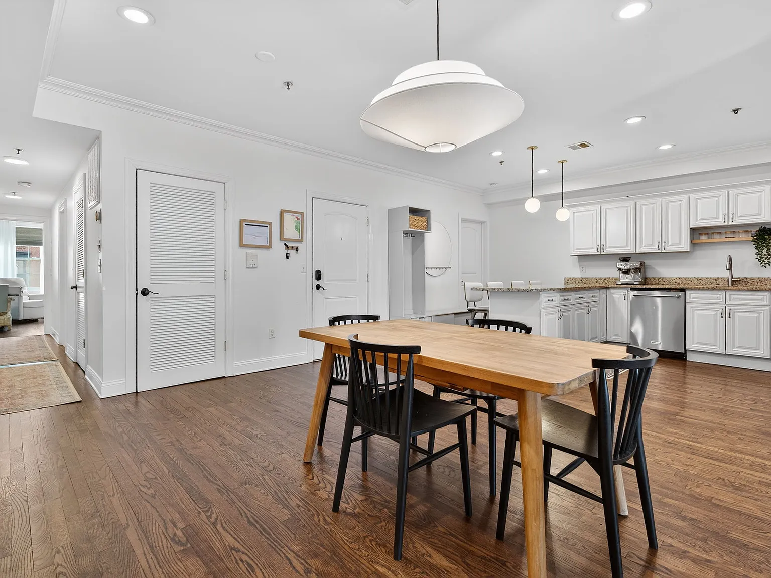 3 bed, 1402 sqft, $5,600 — Photo 4