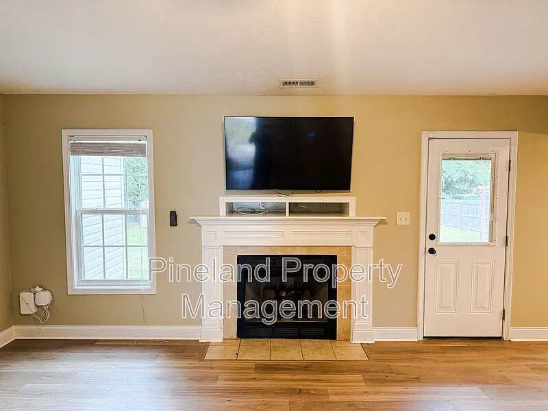 3 bed, 2.0 bath, 1679 sqft, $2,300 — Photo 3