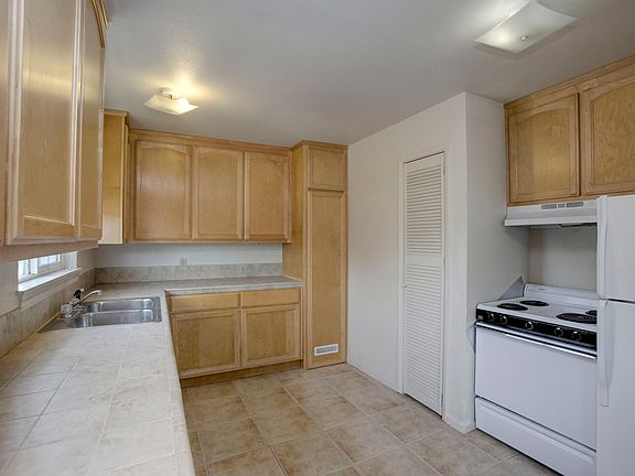 4th image of 1650 Pomeroy Ave #3