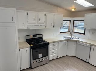 27 Maxfield Ln, White River Junction, VT 05001