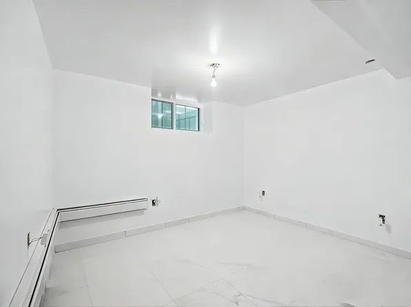 (undisclosed Address), Richmond Hill, NY 11418