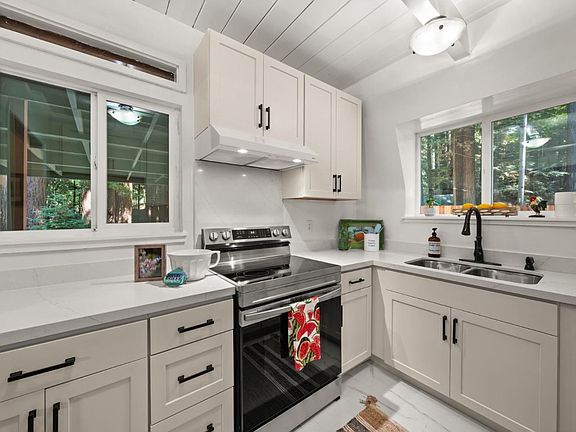 3rd image of 1666 Creek Dr