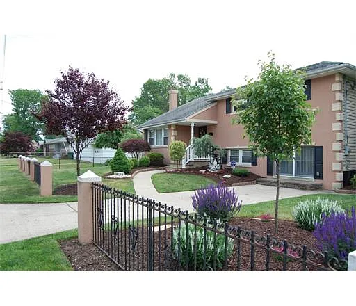 55 Morris Ave photo 1