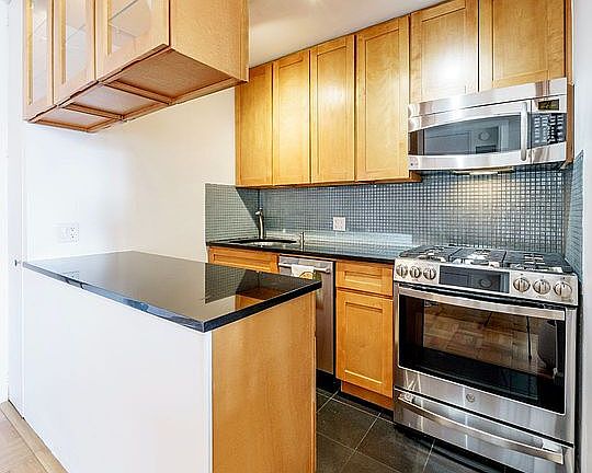 5th image of 201 E 21st St APT 9L
