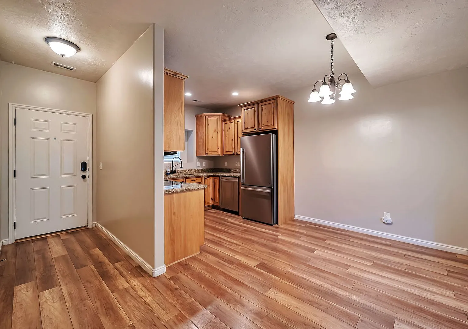 Beautiful Riverton Townhome in Gated Community w 1 car garage attached — Photo 3