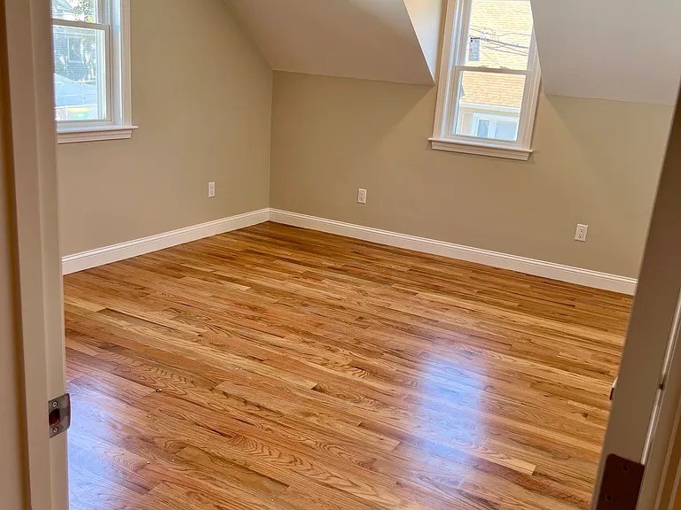 11-13 Garfield Ave — Photo 16