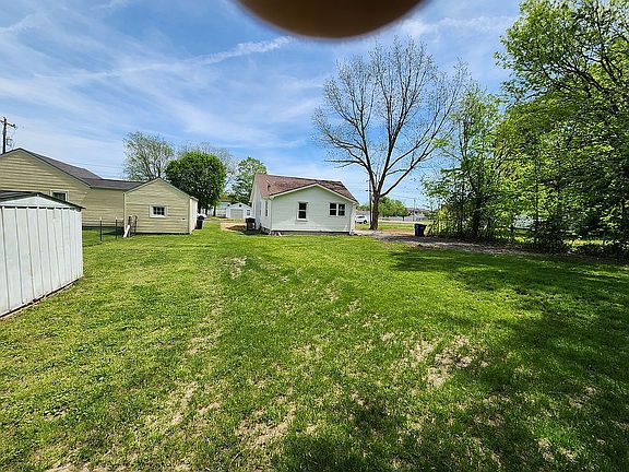 2nd image of 806 Olive St