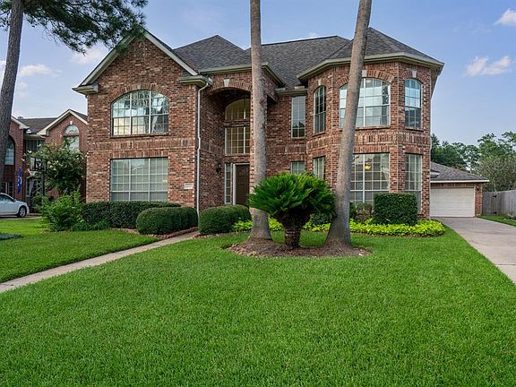 This lot backs to the greenbelt so you have no neighbors behind.