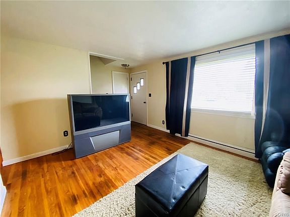 2nd image of 116 Robinhood Ln