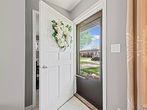 4th image of 8153 Dale Ave