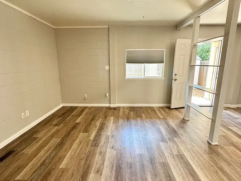 361-363 Fairway S — Photo 2