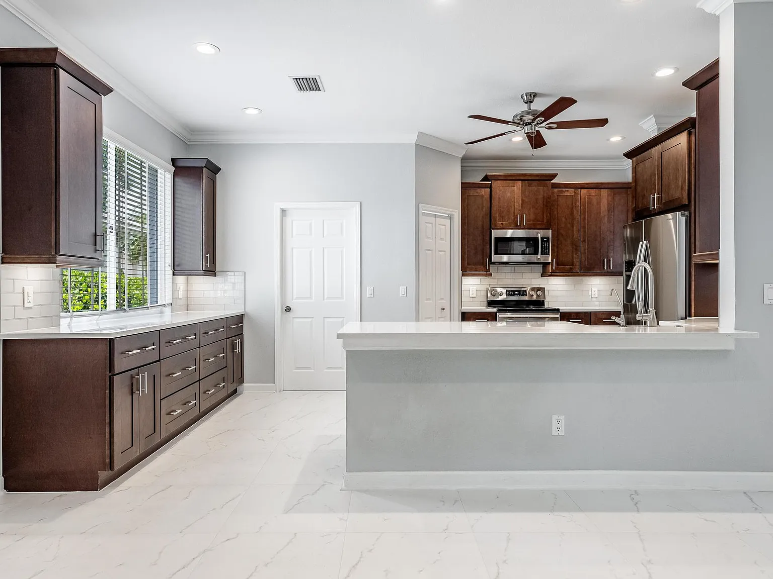 4 bed, 2498 sqft, $3,100 — Photo 2
