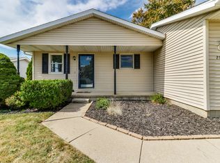 2715 Rocksbury Dr, Bloomington, IL 61705