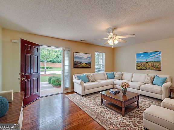 3rd image of 230 City Park Dr