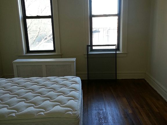 4th image of 2550 32nd St #4L