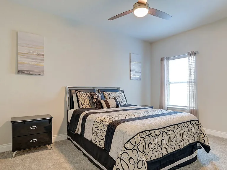 1222 Cadogan Squire — Photo 14