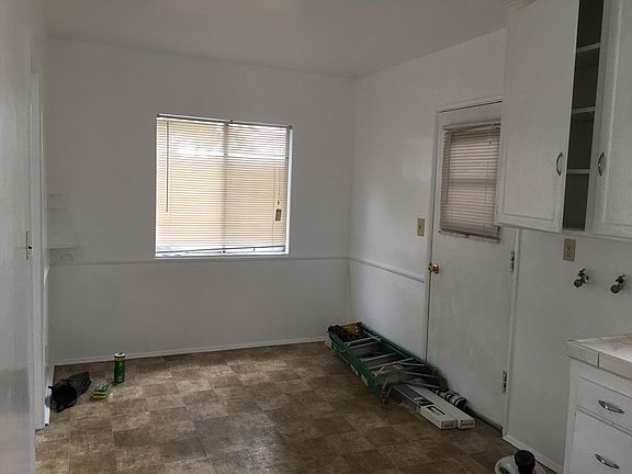 Kitchen - Eat in area