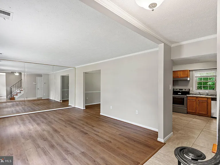 2324 Kent Ct — Photo 5