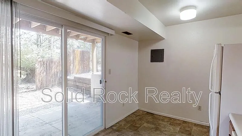 2 bed, 1.0 bath, 785 sqft, $1,050 — Photo 3