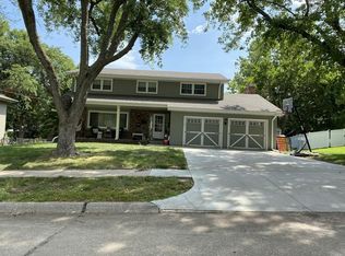 1117 Surrey Rd, Papillion, NE 68046