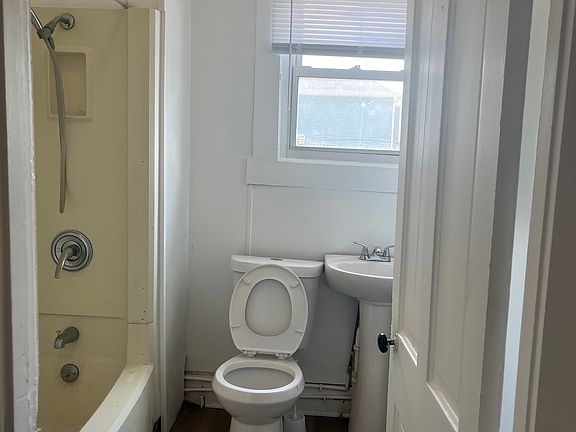 4th image of 223 1/2 S East St #223-1/2
