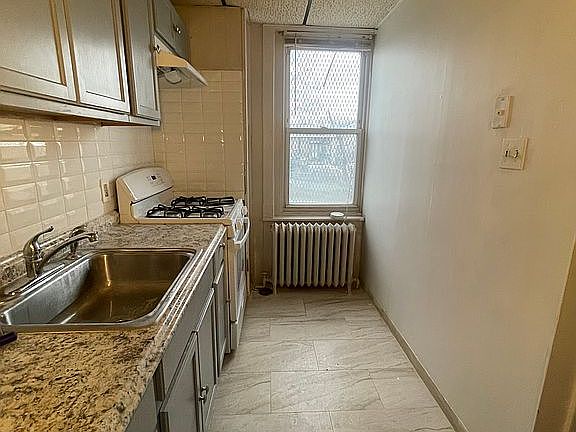 5th image of 6040 Elmwood Ave #2