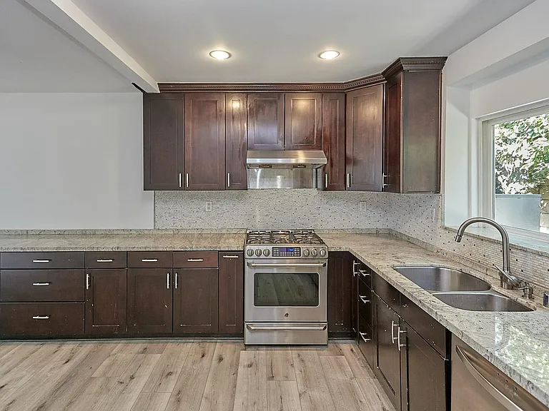 1603 Sargent Pl — Photo 9