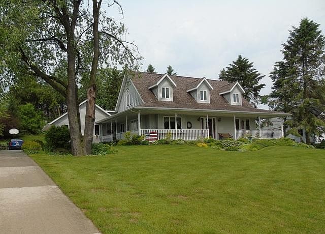1st image of 711 Carriage Ct