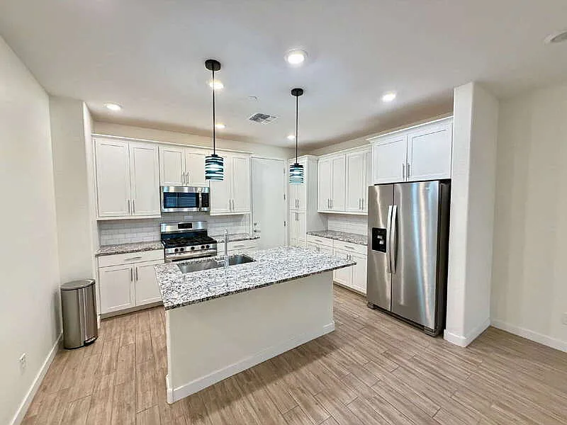 3 bed, 2.5 bath, 1586 sqft, $2,300 — Photo 3