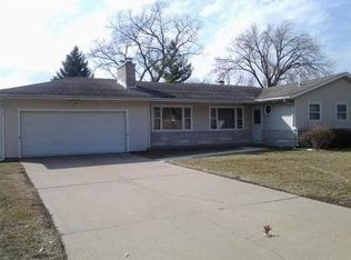 1234 Devils Glen Rd, Bettendorf, IA 52722