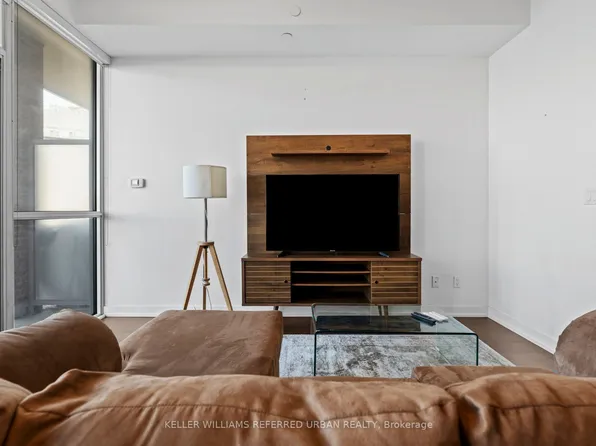 50 Bruyeres Mews #705, Toronto, ON M5V 0H8