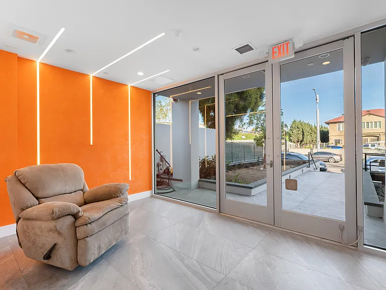547 N Heliotrope Dr — Photo 7