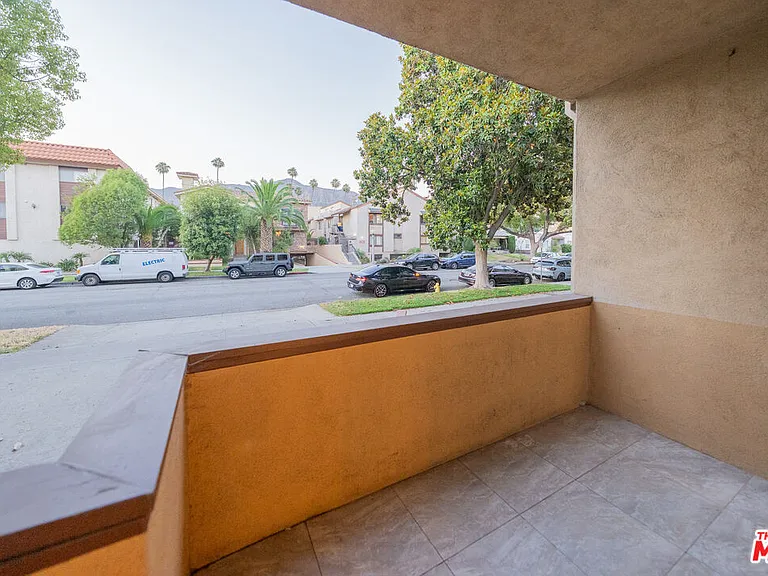 600 W Stocker St #117 — Photo 7
