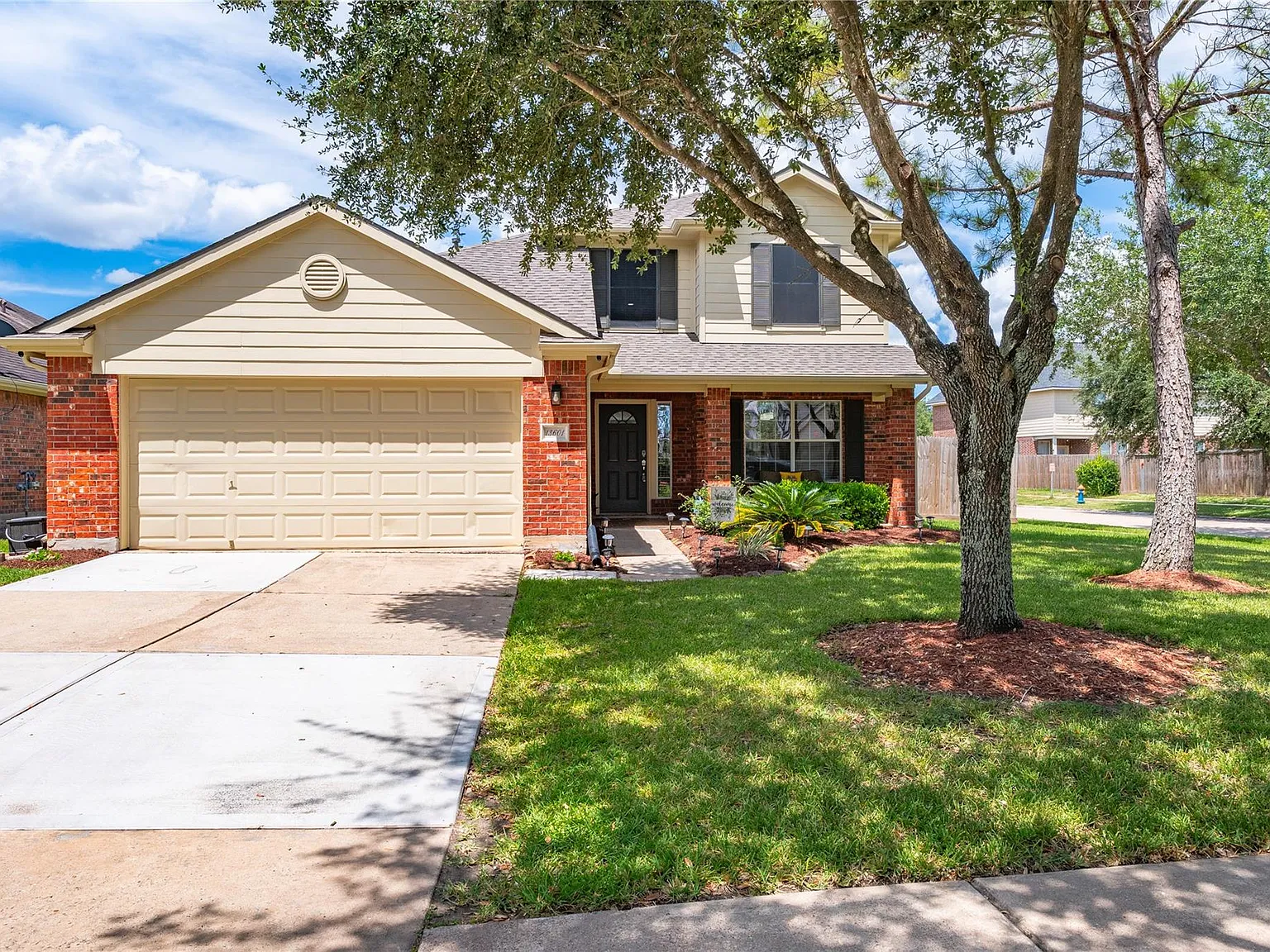 4 bed, 2.5 bath, 2464 sqft, $2,550 — Photo 2