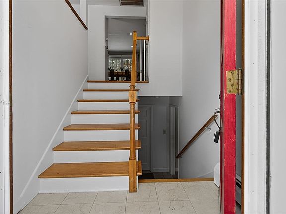 4th image of 11 Rennie Dr