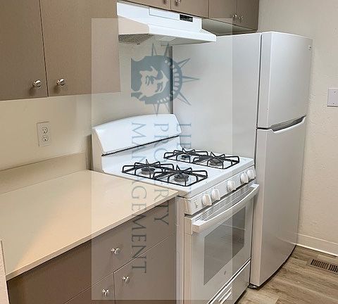 5th image of 1041 S Hutchins St #2
