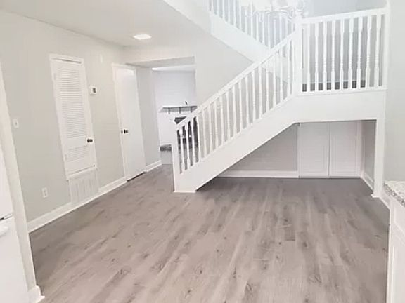 5th image of 2239 Surrey Ct