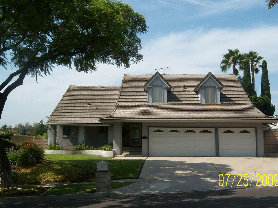 Front of House, Nice curb view