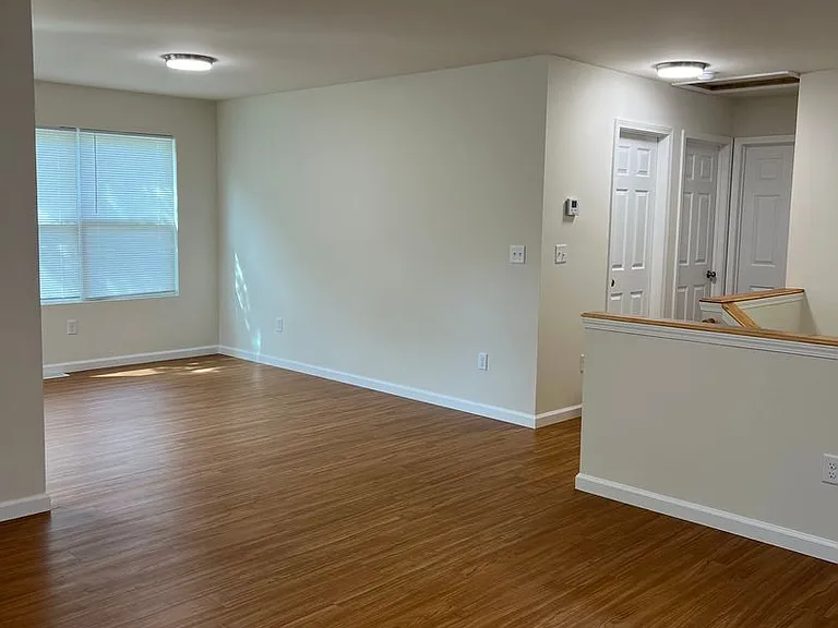476 London Ct — Photo 8