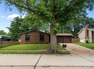 555 Braebridge Rd, Ballwin, MO 63021