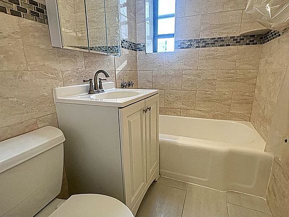 5th image of 14407 Sanford Ave #6L