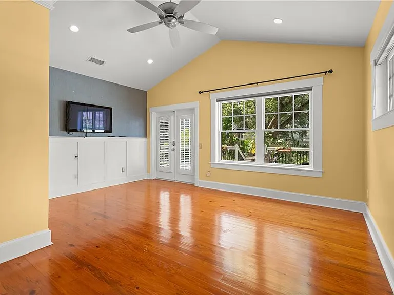 613 E Pine St — Photo 17