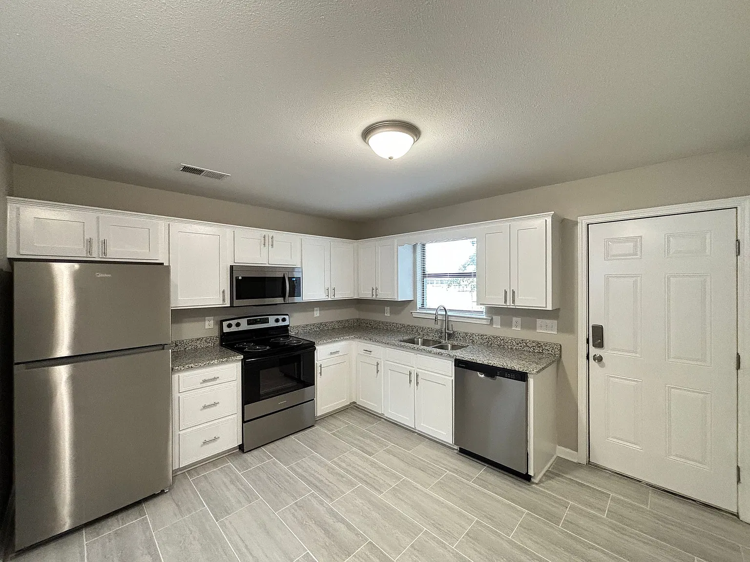 1110 Ruth Ann Dr — Photo 2