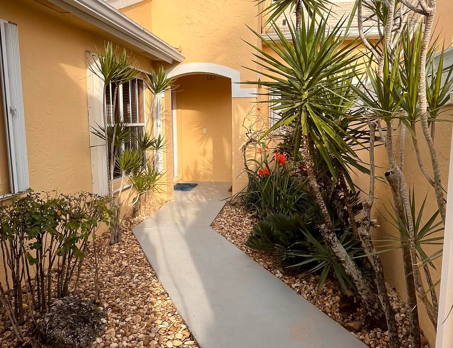 4 bed, 2.0 bath, 1850 sqft, $8,000 — Photo 3