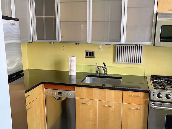 5th image of 1414 S Barton St APT 442