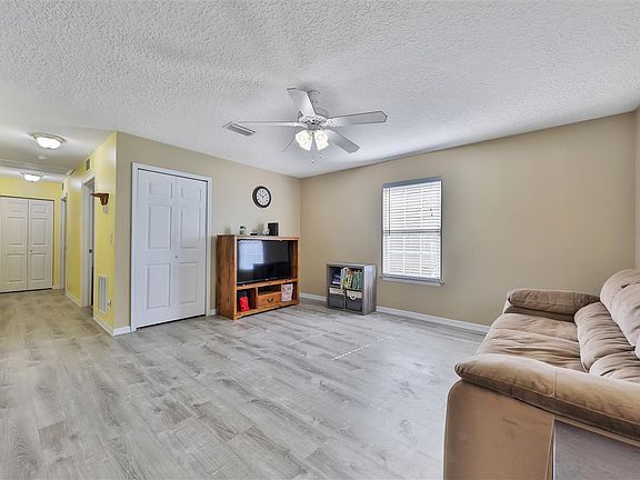 5th image of 560 Fern Ave