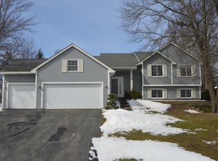 904 Moonlight Dr, Woodbury, MN 55125