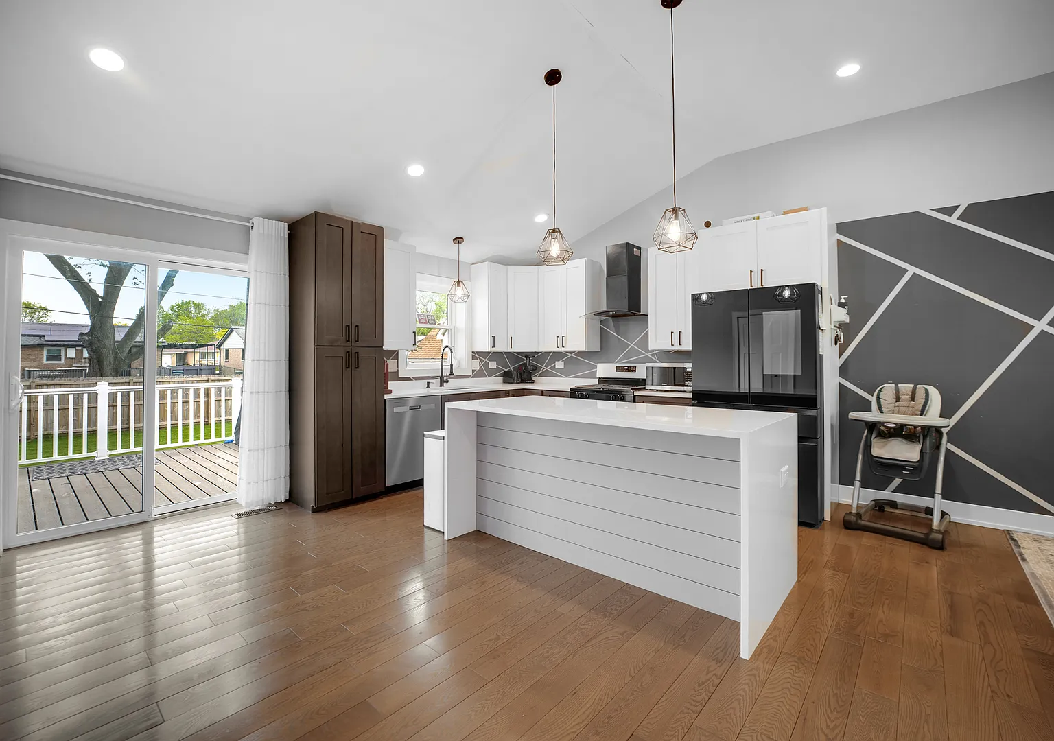 3 bed, 1160 sqft, $4,000 — Photo 3