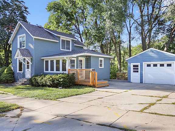 4th image of 416 3rd St NE