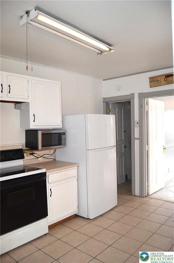3 bed, 2.0 bath, 1253 sqft, $1,900 — Photo 4